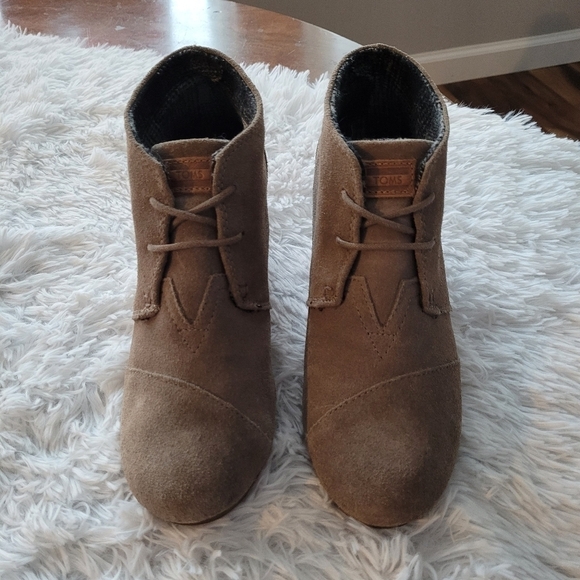 Tom's Desert Wedge Booties - Picture 5 of 9